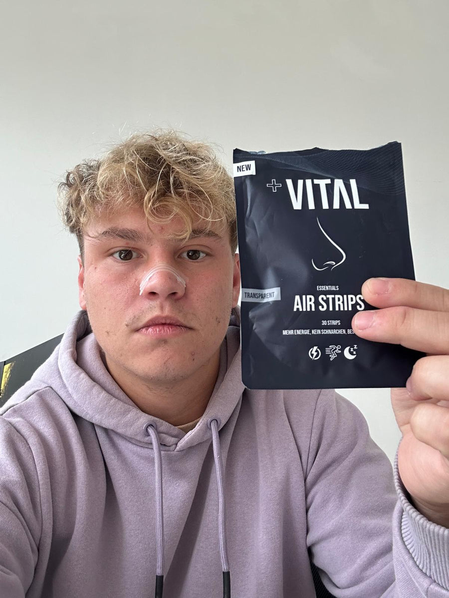 Anwender trägt den transparenten AirStrip und zeigt die Packung